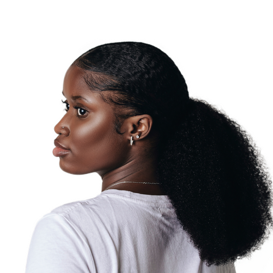 Eleve o seu visual com o nosso ponytail Amina, 100% virgem para cabelos naturais 4B-4C. O nosso ponytail com cordão fácil de prender oferece mais versatilidade e opções de estilo para sua aparência natural do dia a dia. Experimente uma aparência fiel a si, feita para combinar com o seu cabelo natural. Autoria de MERGE HAIR 